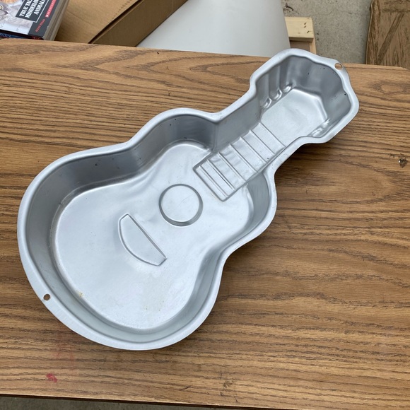 Wilton guitar cake pan